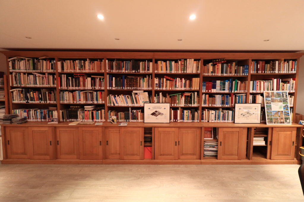 Intérieur De Garage De Banlieue À La Maison Grand Établi En Bois Avec  Beaucoup D'outils De Mécanique Électrique À L'arrière-plan. Entrepôt De  Plafond De Support D'étagère De Stockage De Roues De Rechange